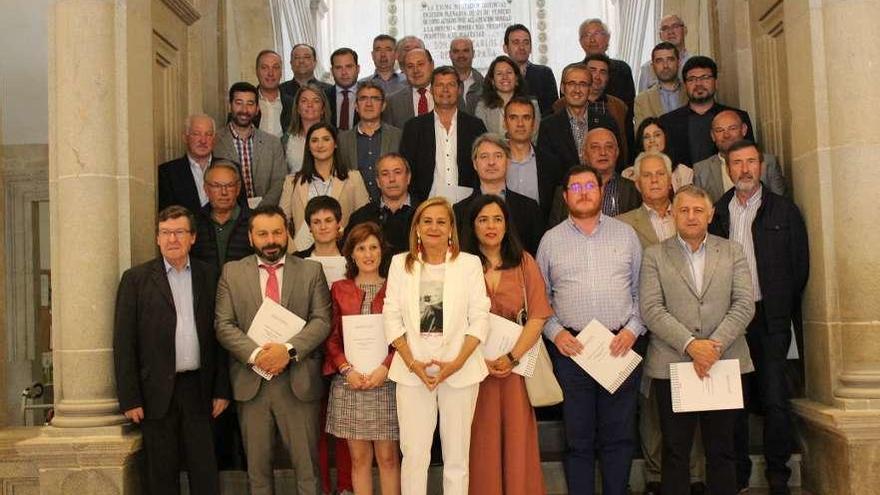 Carmela Silva, junto a representantes de algunos de los 43 concellos beneficiados. // Diputación de Pontevedra