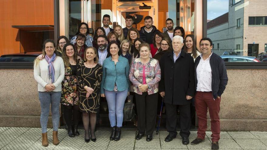 Los alumnos tras recibir los diplomas de su certificado profesional.