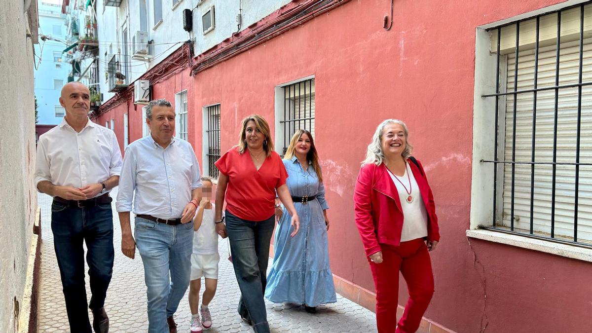 Susana Díaz, junto con Antoniio Muñoz y Javier Fernández por las calles de El Tardón, en Sevilla.