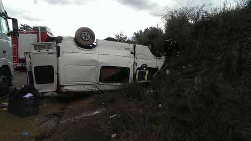 Furgoneta volcada sobre la cuneta de la autovía A-52.