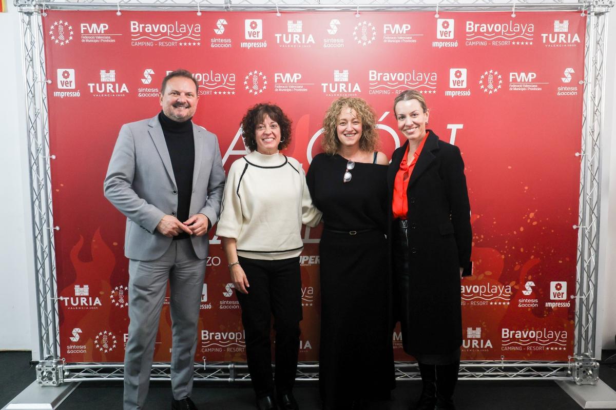 Alcaldes y alcaldesas copan el tercer día de balcón fallero de Levante-EMV