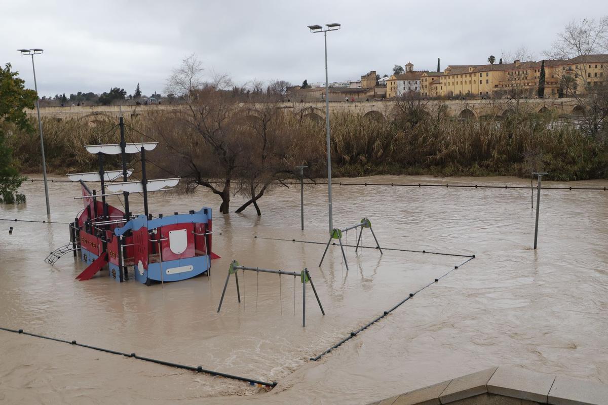 El río Guadalquivir supera los 5,5 metros a su paso por Córdoba