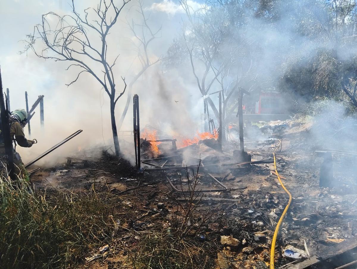 Las chabolas levantadas junto a la Vía de Cintura en el incendio que ha arrasado el asentamiento.