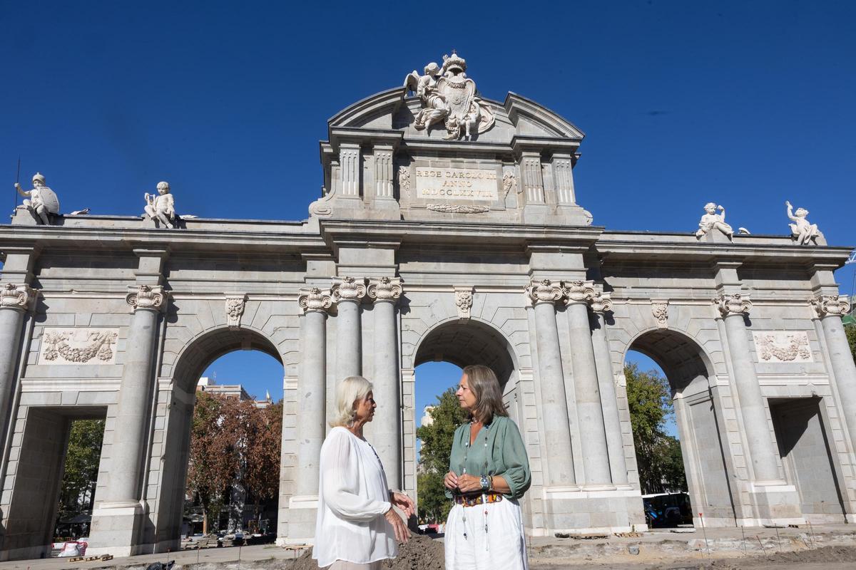 La delegada de Obras y Equipamientos del Ayuntamiento de Madrid, Paloma García Romero, durante la visita realizada este domingo a las obras de remodelación del entorno de la Puerta de Alcalá, acompañada de la concejala del distrito de Salamanca, Cayetana Hernández.