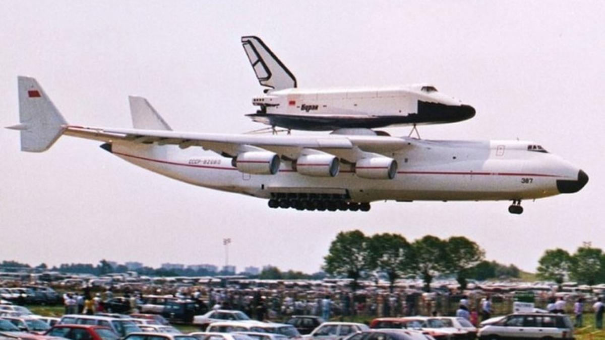 Un transbordador espacial soviético Buran, sobre el fuselaje del Antónov An-225