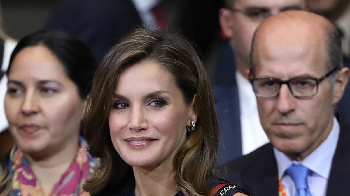 Letizia Ortiz con bolso rojo de Zara