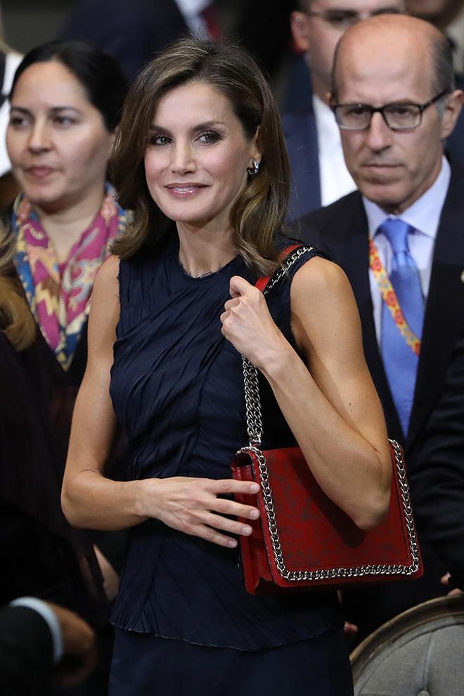 Letizia Ortiz con bolso rojo de Zara