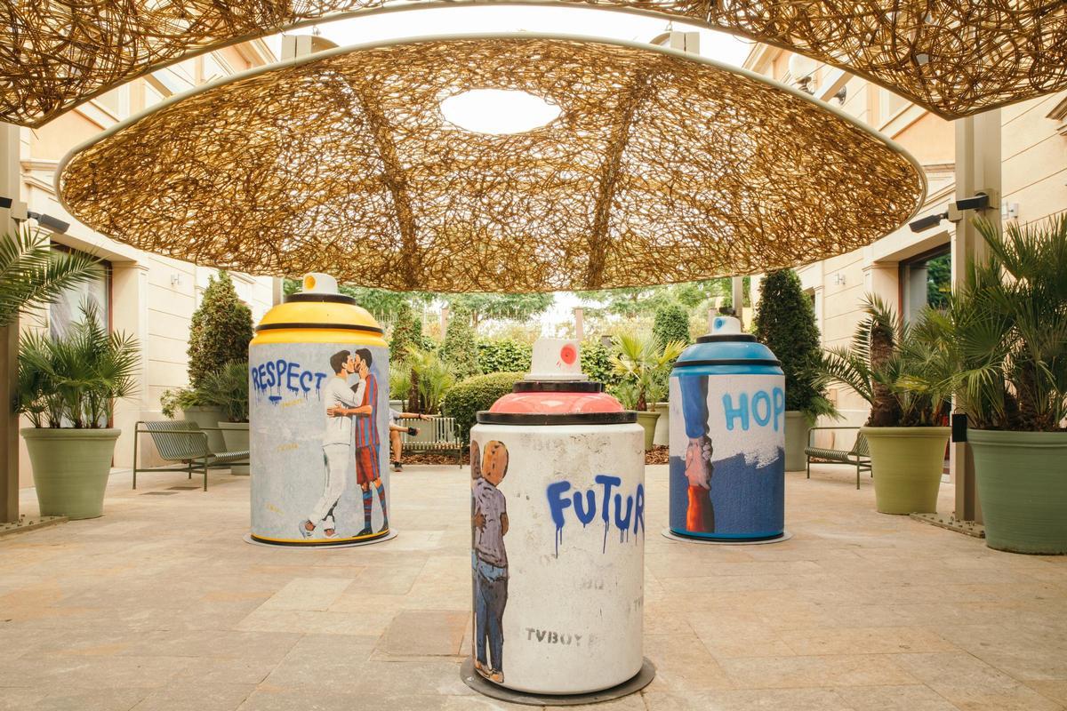 Esculturas de botes de espray, en la muestra 'Streets of Love'.