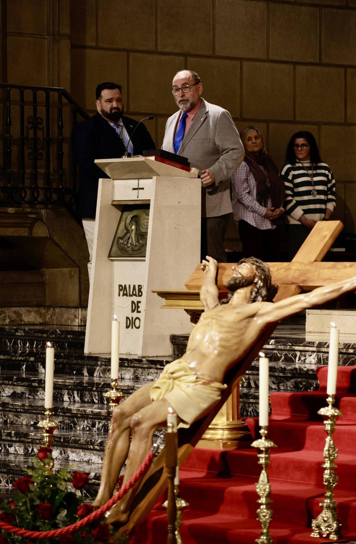La Hermandad de la Vera Cruz recibe al Santo Cristo de la Misericordia como nuevo titular (en imágenes)