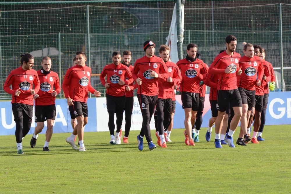 El preparador deportivista, Natxo González, ha facilitado la convocatoria del equipo coruñés tras el entrenamiento de esta mañana.