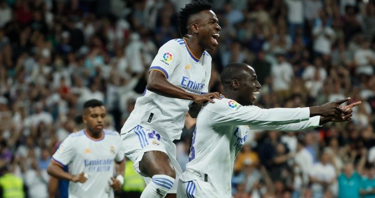 Mendy celebra el primer gol del Real Madrid.