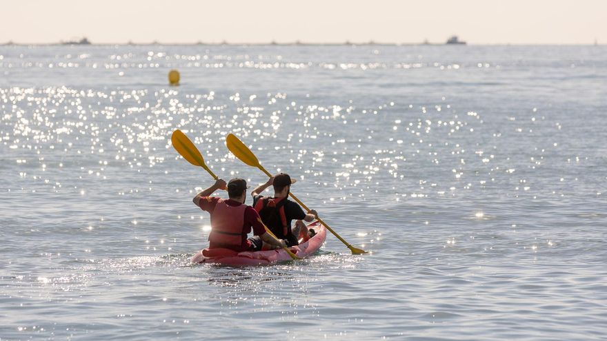 Cerca de un centenar de personas participan en el programa de salidas gratuitas en kayak a la Serra Gelada