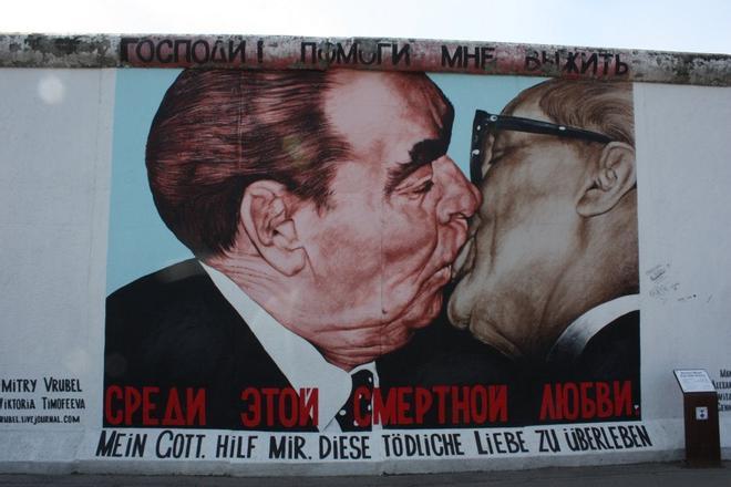 Graffiti de &quot;El Beso&quot; en el muro de Berlín