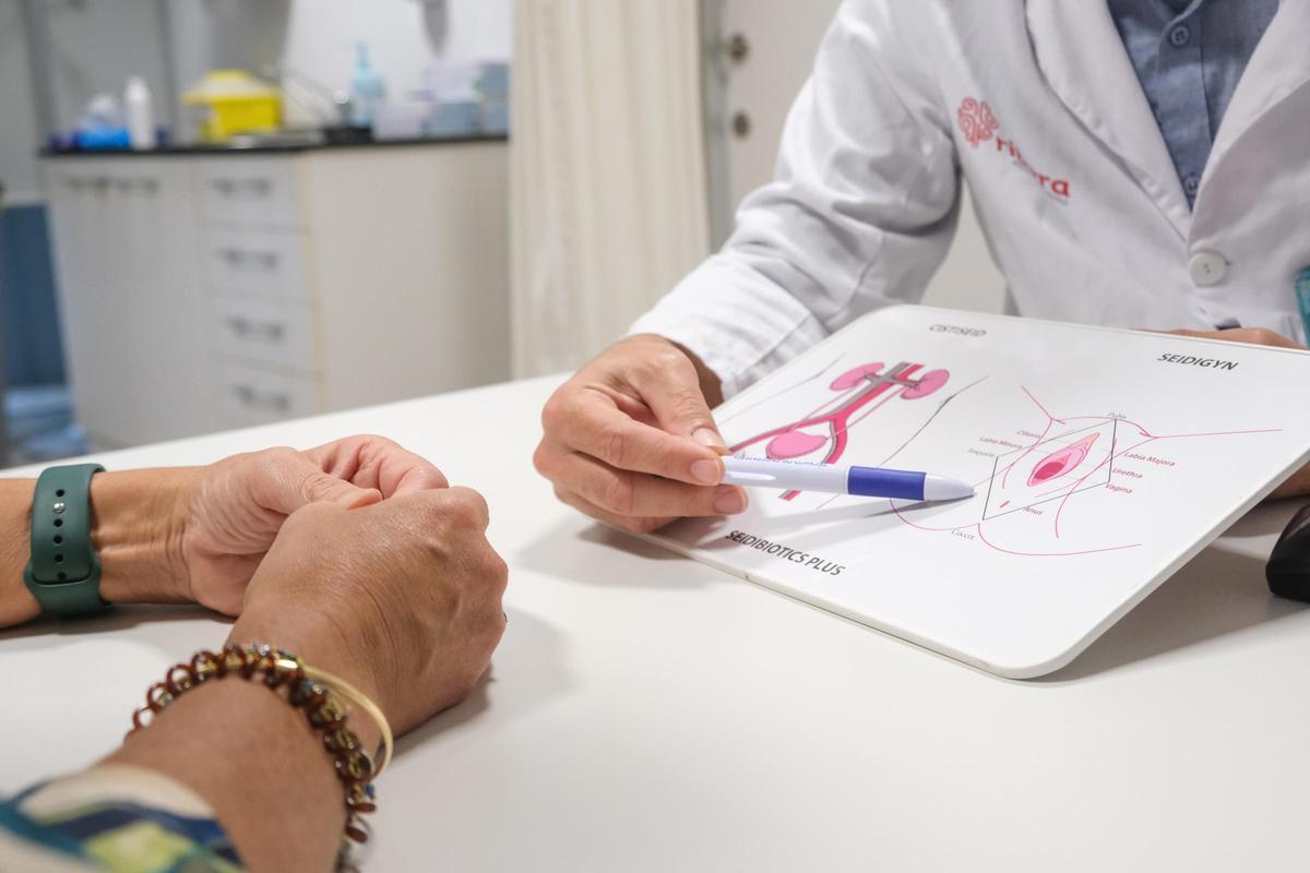 Un ginecólogo explica a una paciente el proceso de la menopausia en el Hospital Universitario del VIinalopó