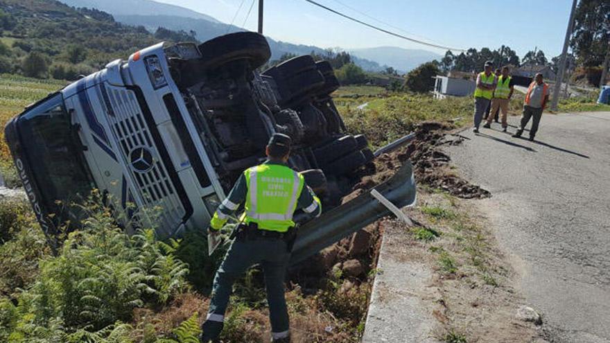 Camión volcado en Xeve