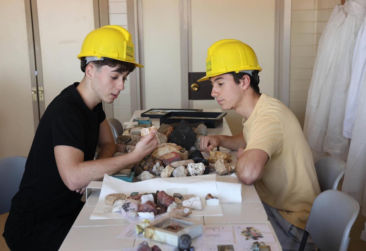 Hugo Regueiro y Óscar Naveira, en el laboratorio de su instituto