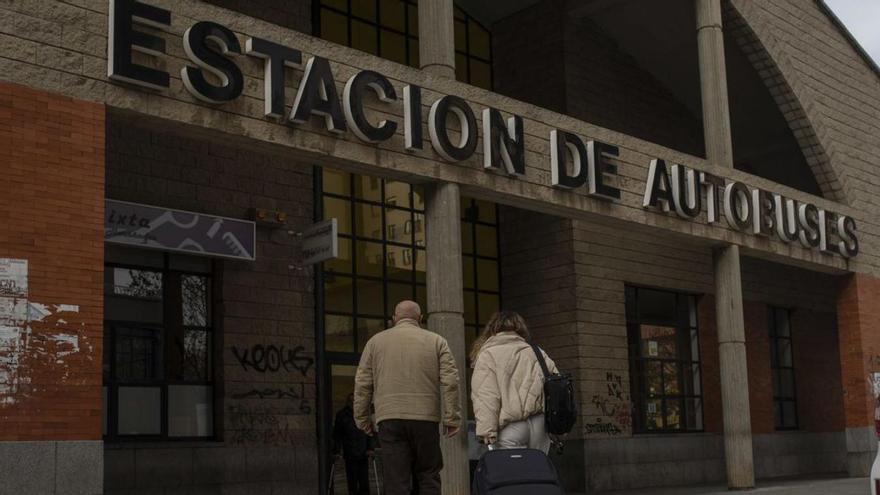 Dos personas acceden a la estación de autobuses de Zamora capital en una imagen de archivo.