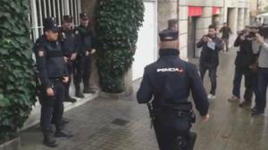Agents de la UDEF, a les portes del domicili de Jordi Pujol