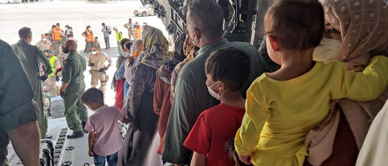 Imagen de niños y adultos a su llegada a Dubai tras haber sido repatriados de Afganistán por el Gobierno español.