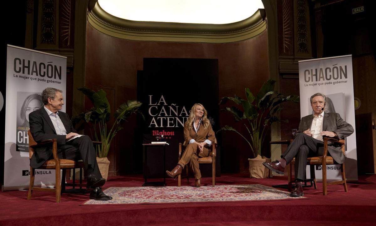 La autora, flanqueada por el expresidente del Gobierno José Luis Rodríguez Zapatero y el periodista Iñaki Gabilondo, durante la presentación del libro en el Ateneo madrileño.