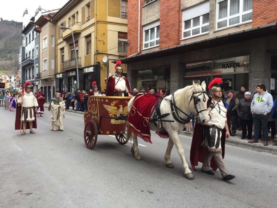 Via Crucis viviente en Infiesto.