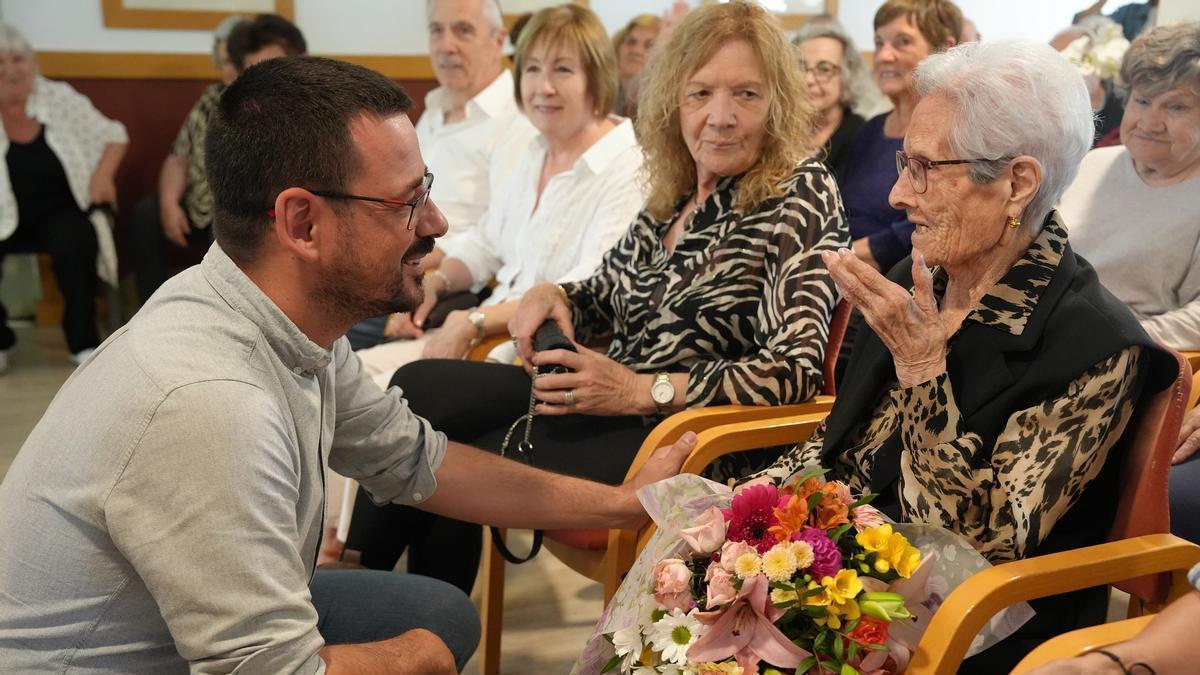 L’alcalde Lluc Salellas felicita Mercè Canals pels seus 105 anys a la Residència Adorea Girona.