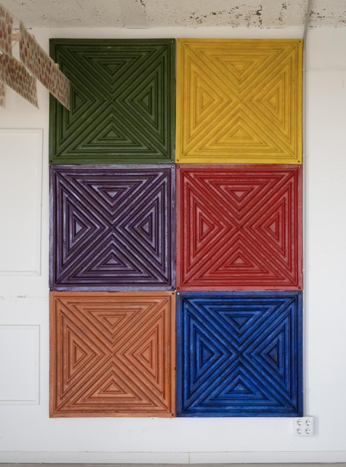 Obra "Atocha", de David Bestué, realizada durante la investigación para el proyecto "Samuel". Presenta las lamas de la Estación de Atocha de Madrid con el arco iris del movimiento LGTBI.