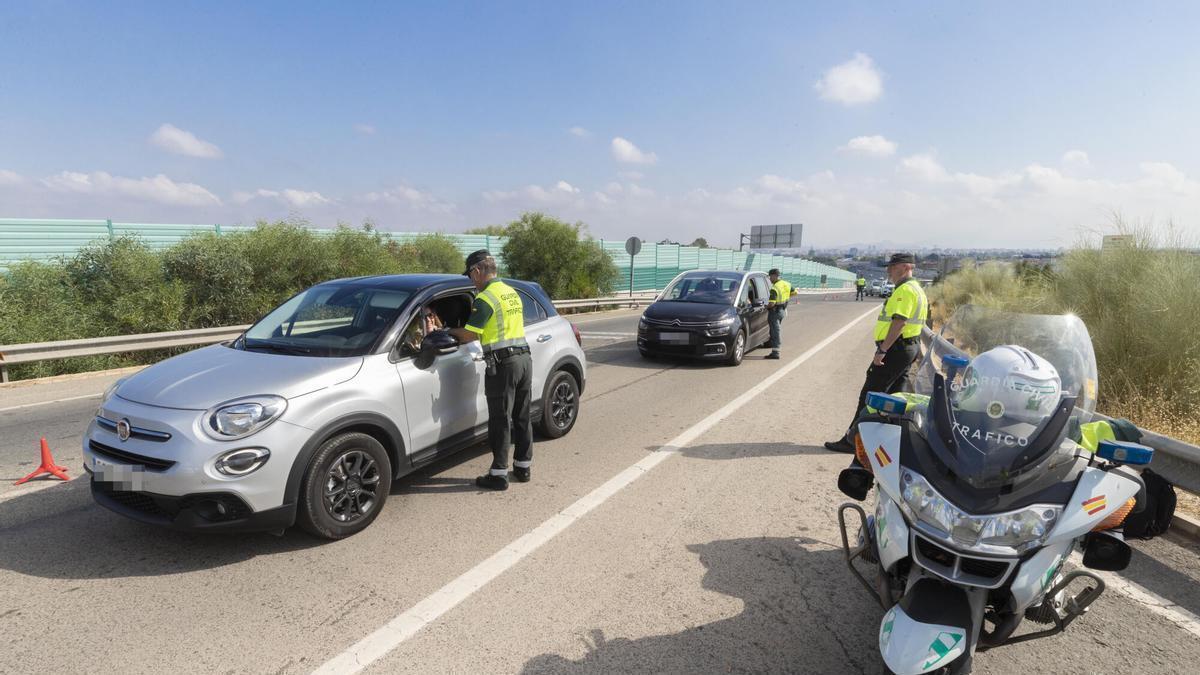 Varios agentes de la Guardia Civil paran a los conductores durante un control.