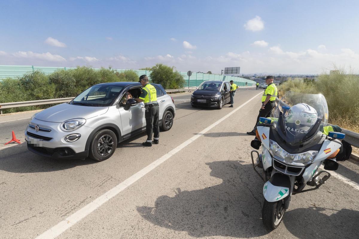 arios agentes de la Guardia Civil paran a los conductores