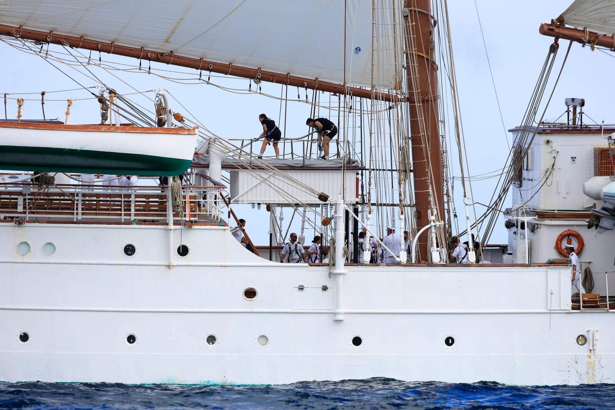 En imágenes: así se despidieron más de 40 embarcaciones del "Elcano" y la "Blas de Lezo" surcando la costa de Gijón
