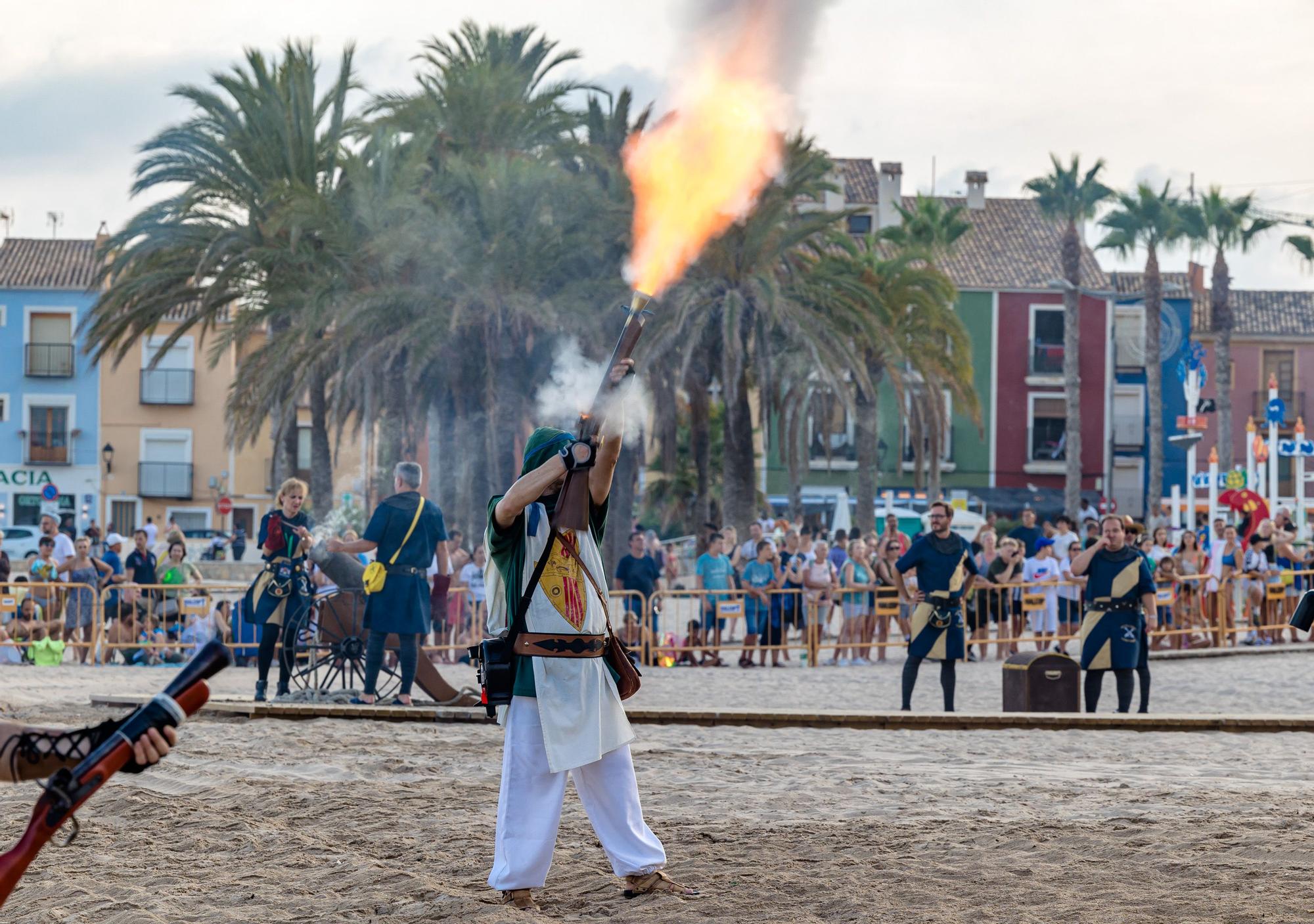 Fiestas de La Vila. Así ha sido el Alijo y la Embajada Contrabandista en la Playa.