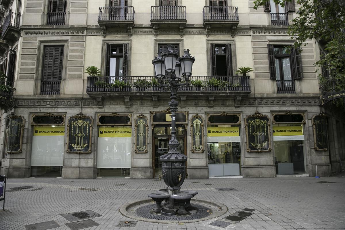 La esquina que desde 1914 ocupaba la Farmacia Vilardell, agraciada además con una fuente de estilo Canaletes, con cuatro grifos y hasta un abrevadero para perros.