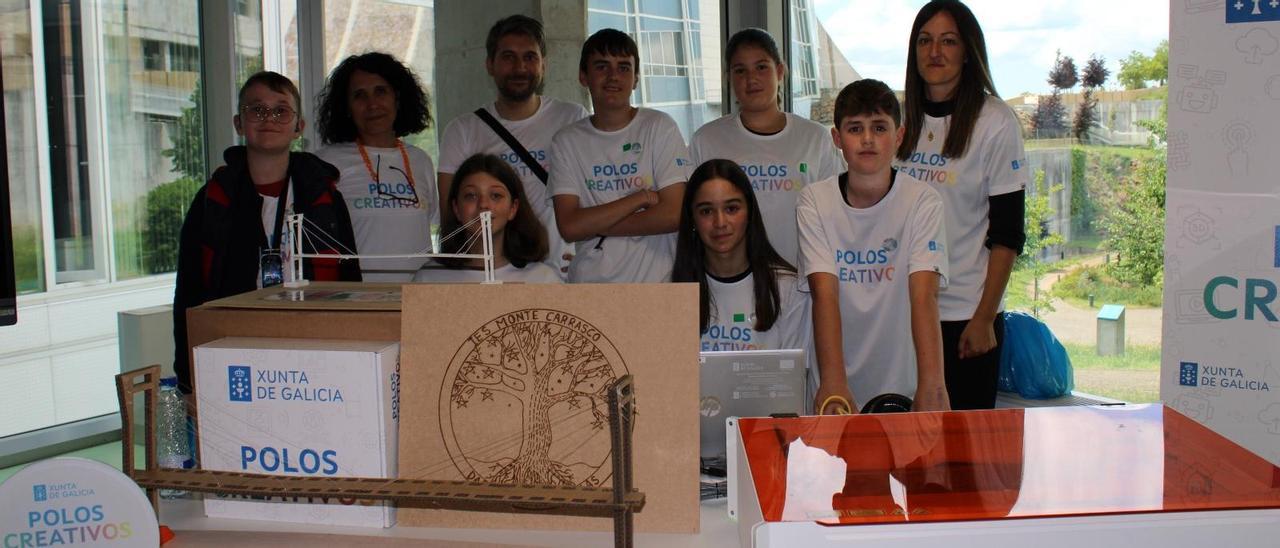 La representación de alumnos con la maqueta del Puente de Rande en Santiago.