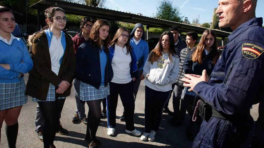 Alumnos del Luisa de Marillac visitan la Comisaría