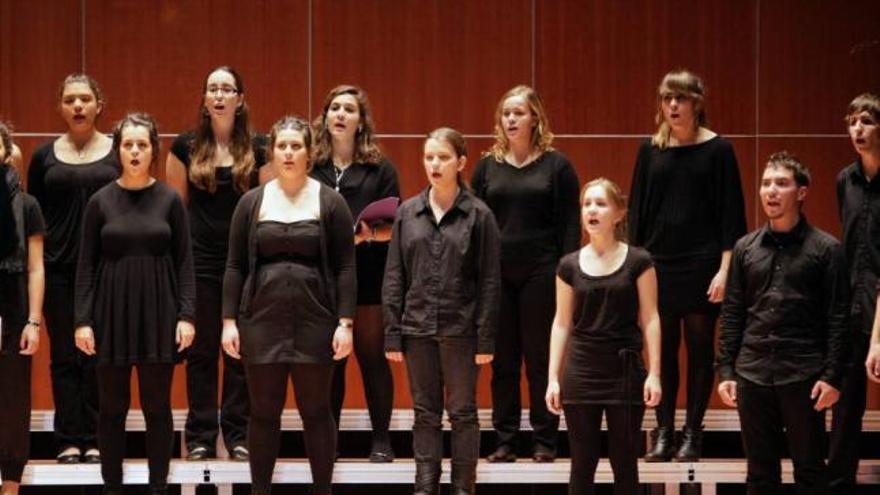 Pere Víctor Rado dirigió a los anfitriones, al coro juvenil del Teatre Principal.