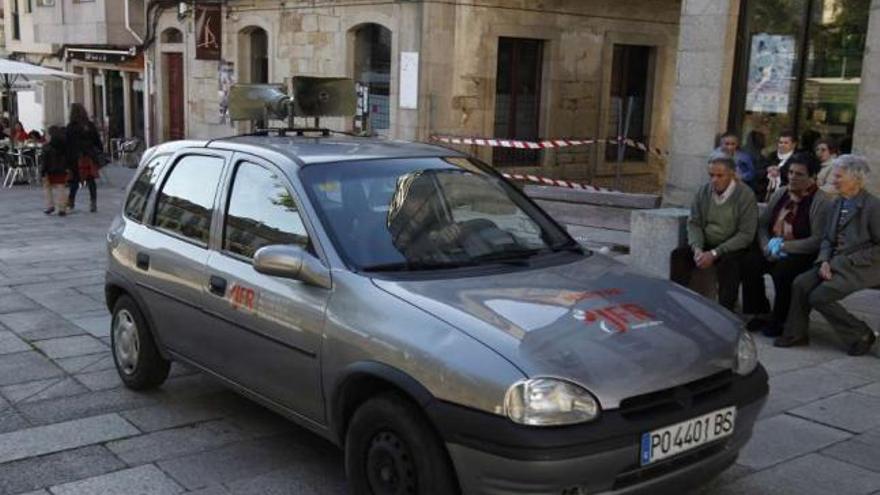 El Lalín estrenó ayer megafonía móvil para intentar llenar el autobús de aficionados. // Bernabé/Gutier