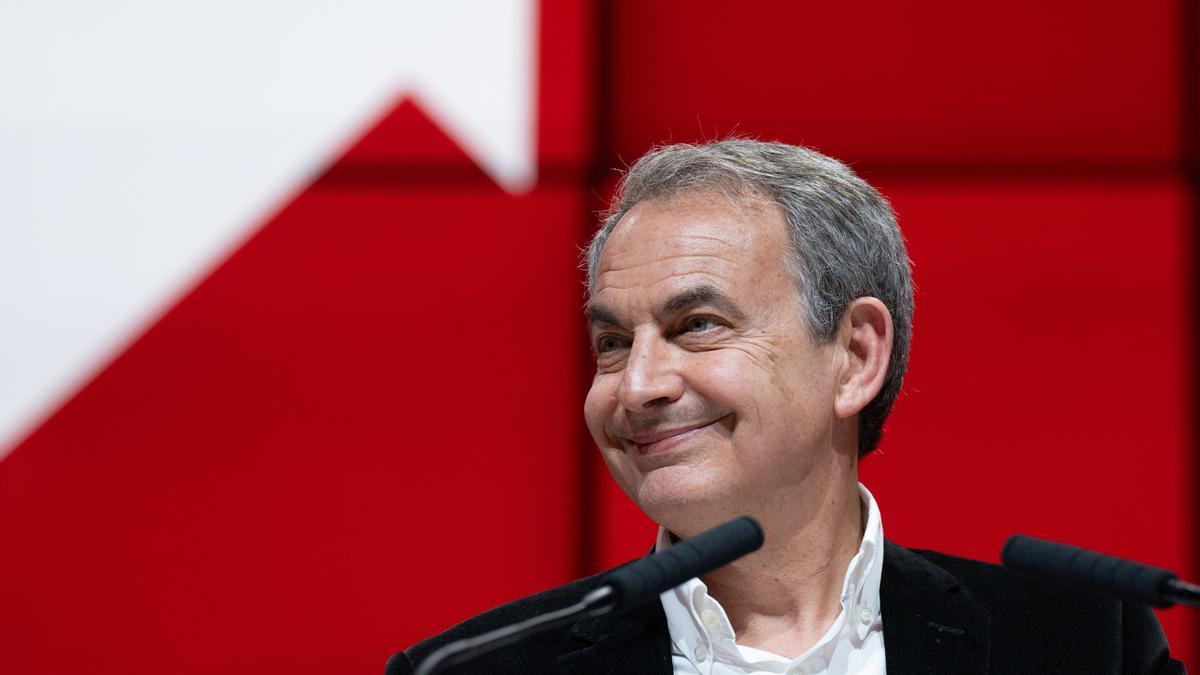 Zapatero anima a la movilización de "compañeros y simpatizantes socialistas" para evitar la dimisión de Sánchez