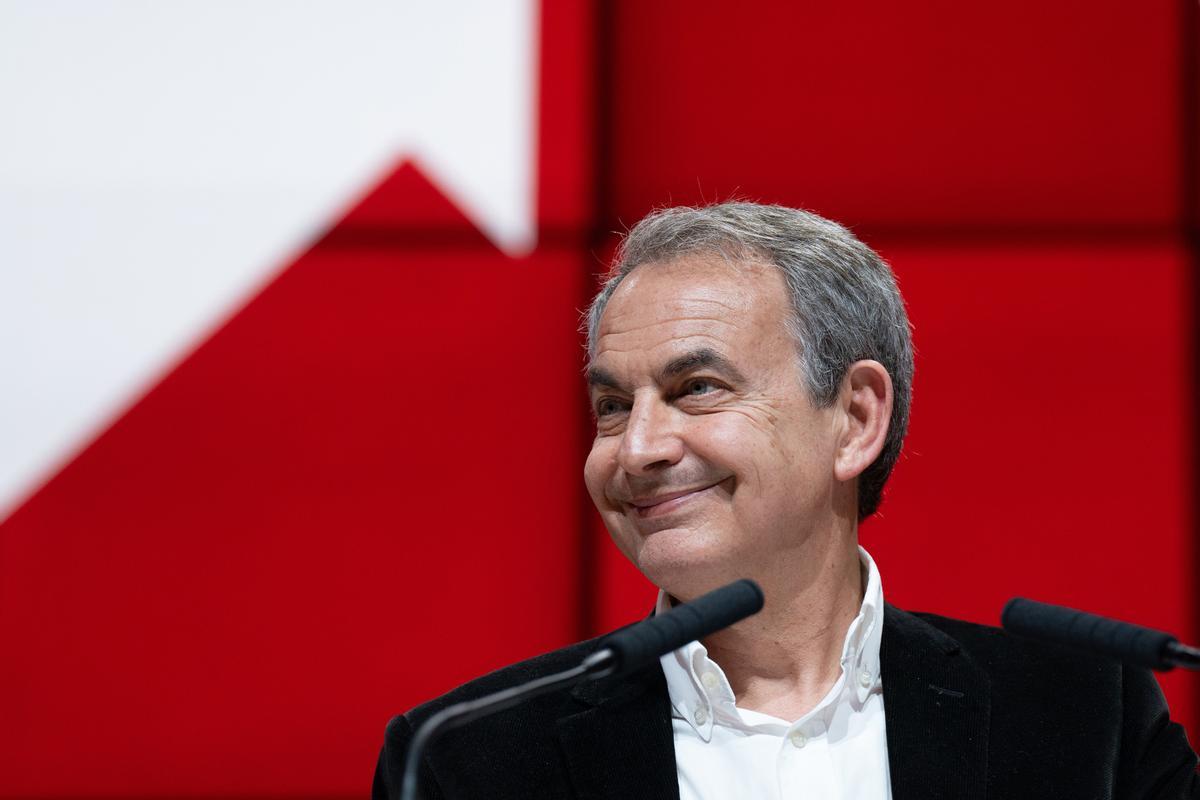 Zapatero anima a la movilización de compañeros y simpatizantes socialistas para evitar la dimisión de Sánchez