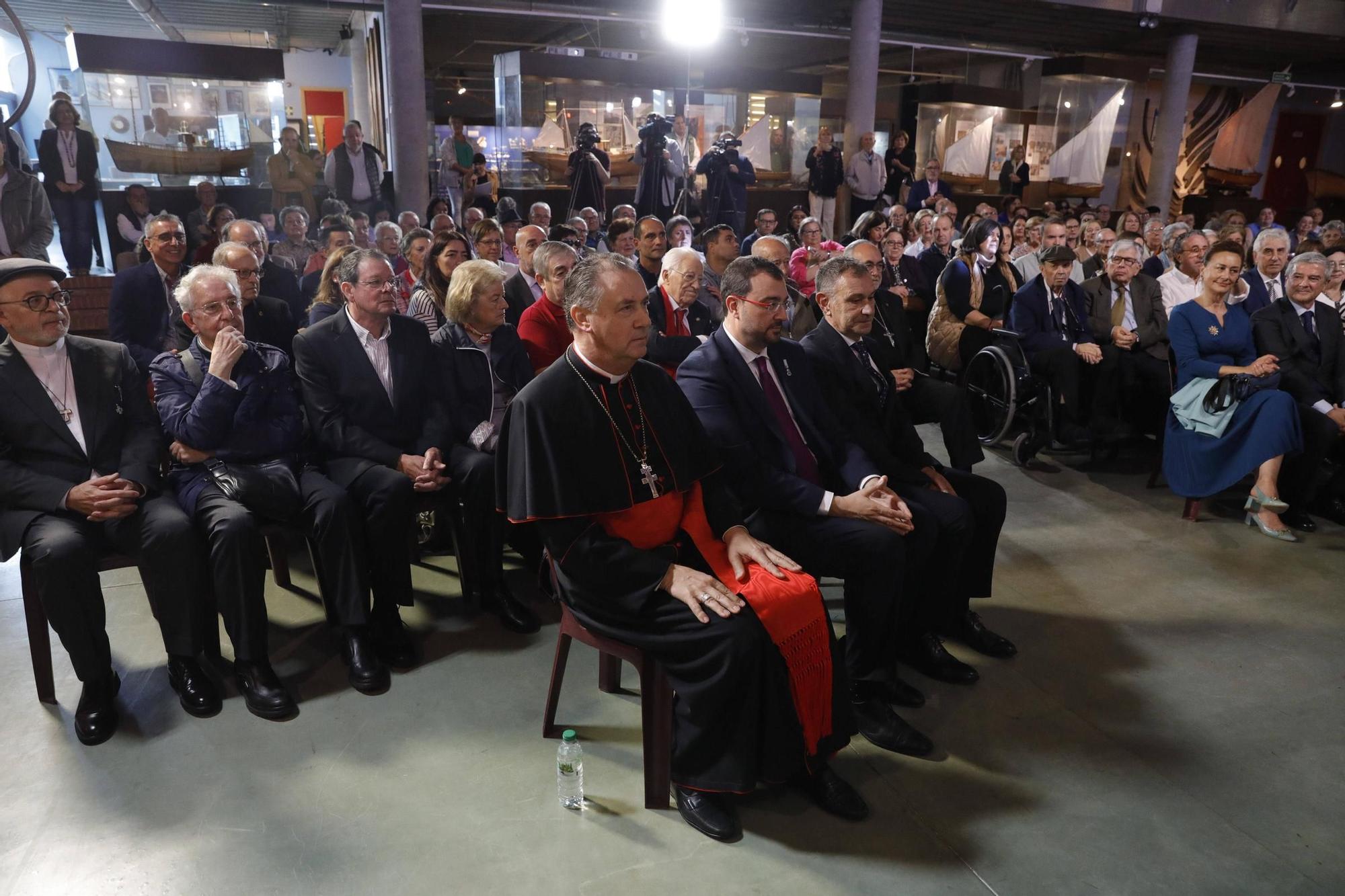 El cardenal Ángel  Fernández Artime recibe el título de Hijo Predilecto de Asturias en Luanco (Gozón)