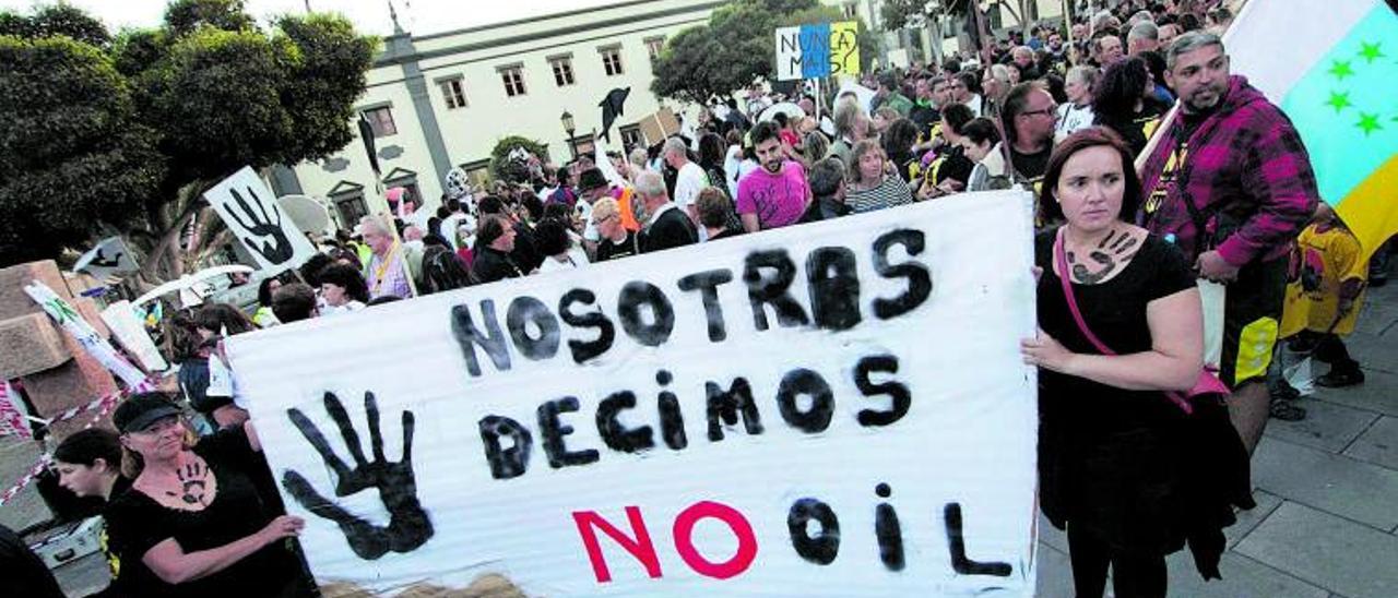 Manifestación en contra de las prospecciones petrolíferas en aguas canarias en Puerto del Rosario en marzo de 2012.