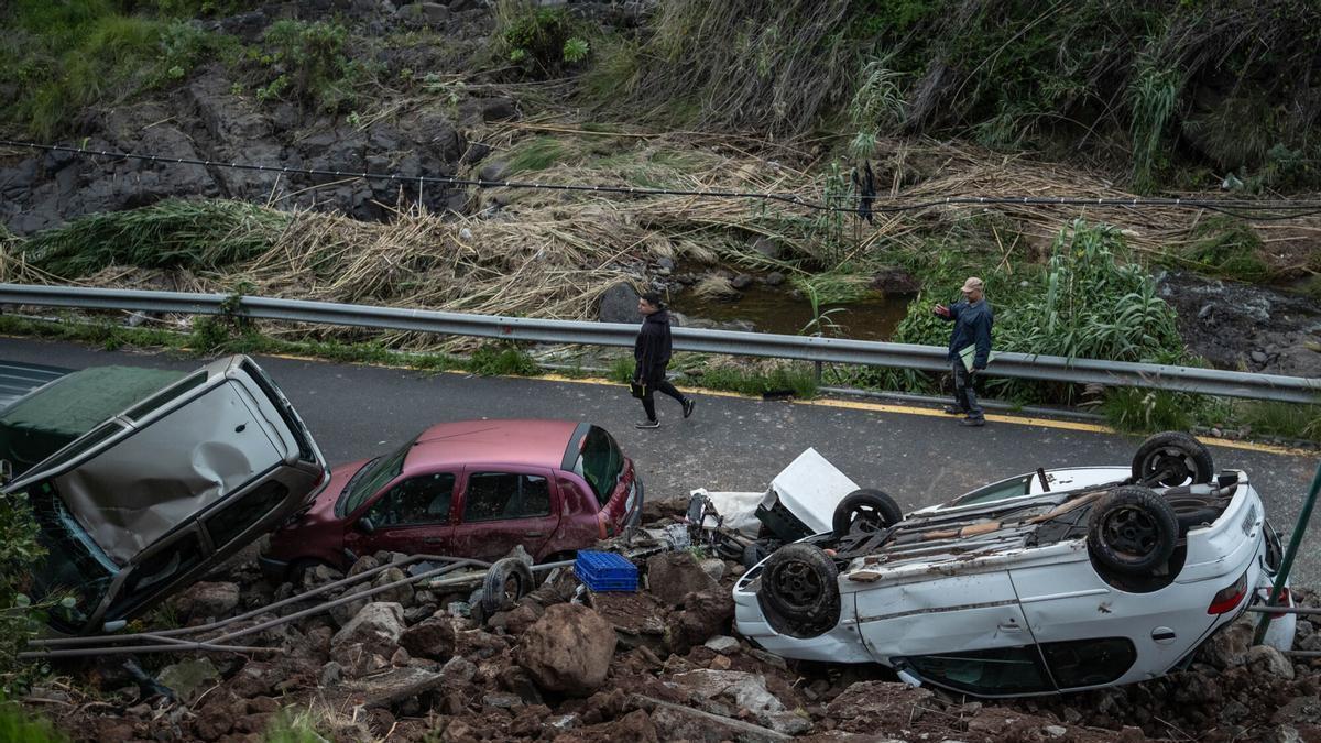 Desprendimiento en Valleseco afecta a ocho vehículos