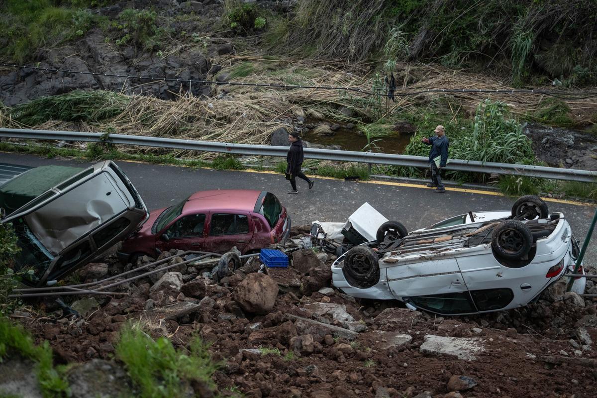 Siete coches afectados al caerse una calle en Valleseco por la borrasca Therese