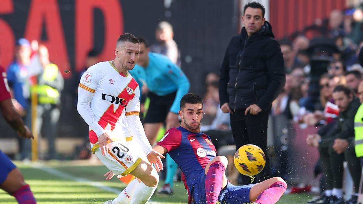 Xavi sigue una jugada durante el Rayo - Barça de la Liga 2023/24