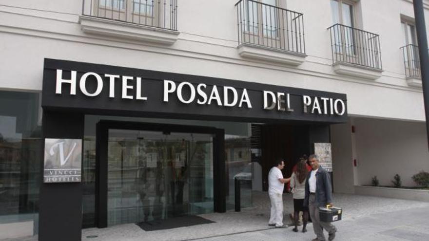 Entrada al hotel por el pasillo de Santa Isabel.