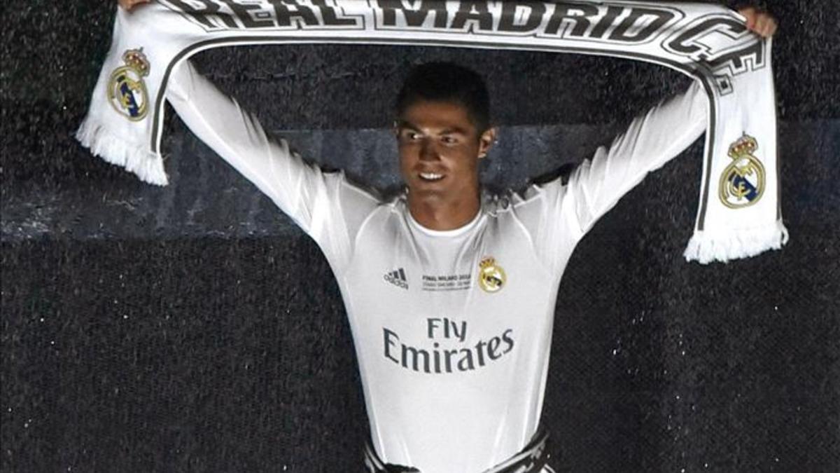 Cristiano Ronaldo exhibe una bandera del Madrid en la celebración de la Champions