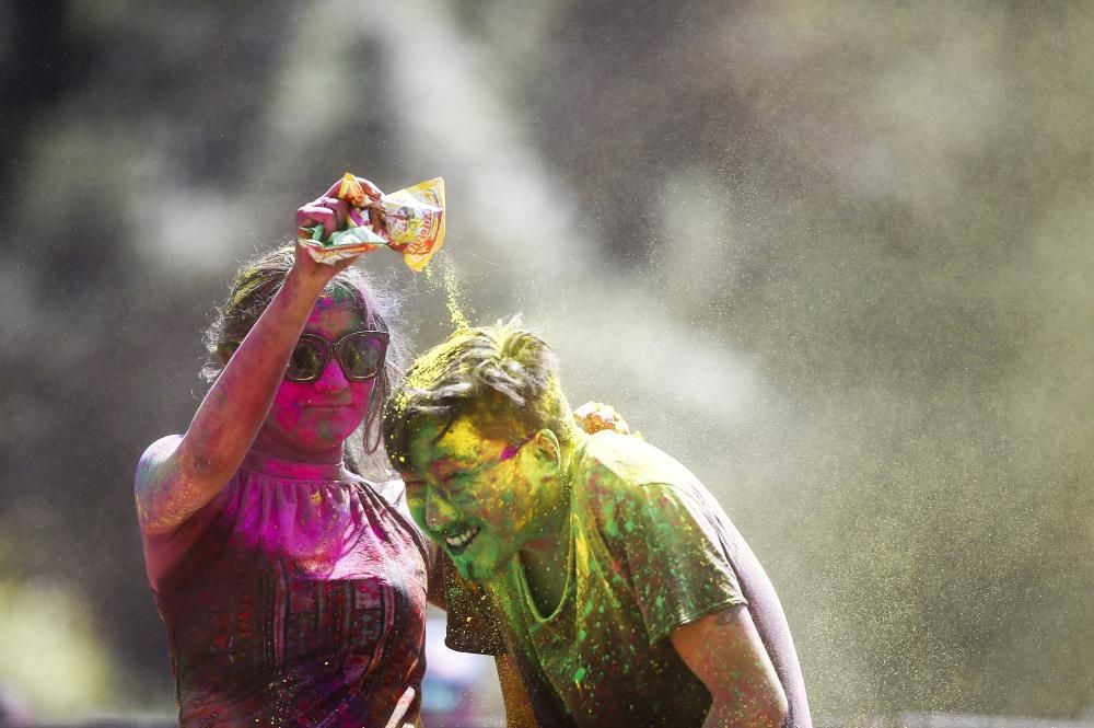 Explosión de color en el festival Holi en Katmandú, Nepal.