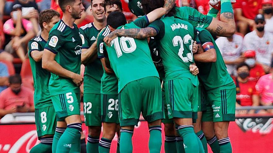 Los jugadores de Osasuna celebran el gol de la victoria. |  // EFE