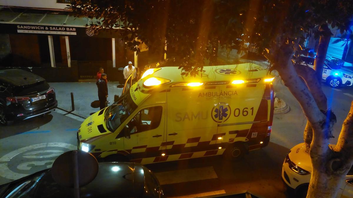 La ambulancia del SAMU 061 en el lugar de ses Figueretes donde se produjo la pelea