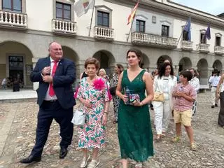 En imágenes: el caluroso aplauso de Vegadeo a la maestra jubilada Isabel Oliveros