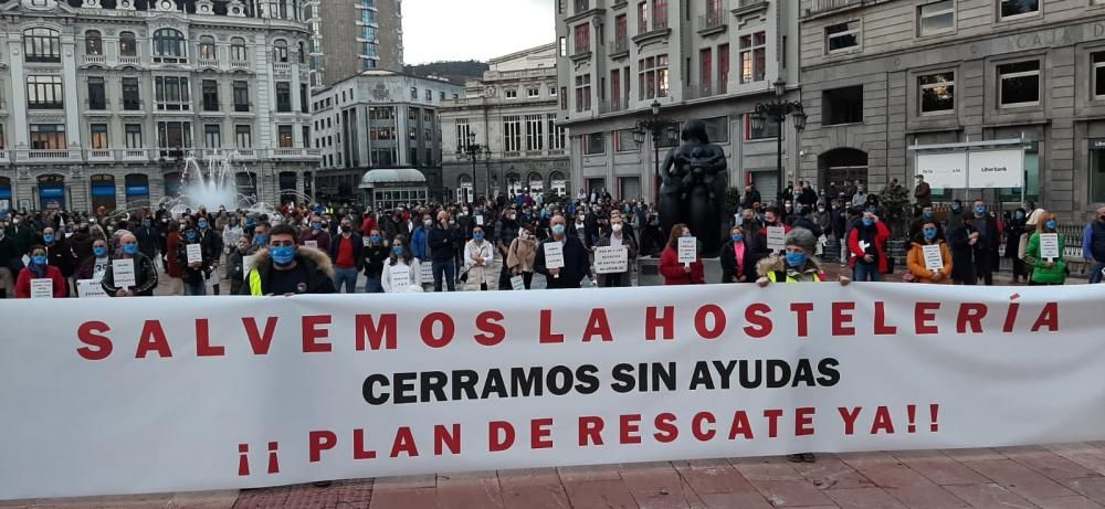 Cientos de profesionales de la hostelería asturiana salen a la calle para reclamar ayudas